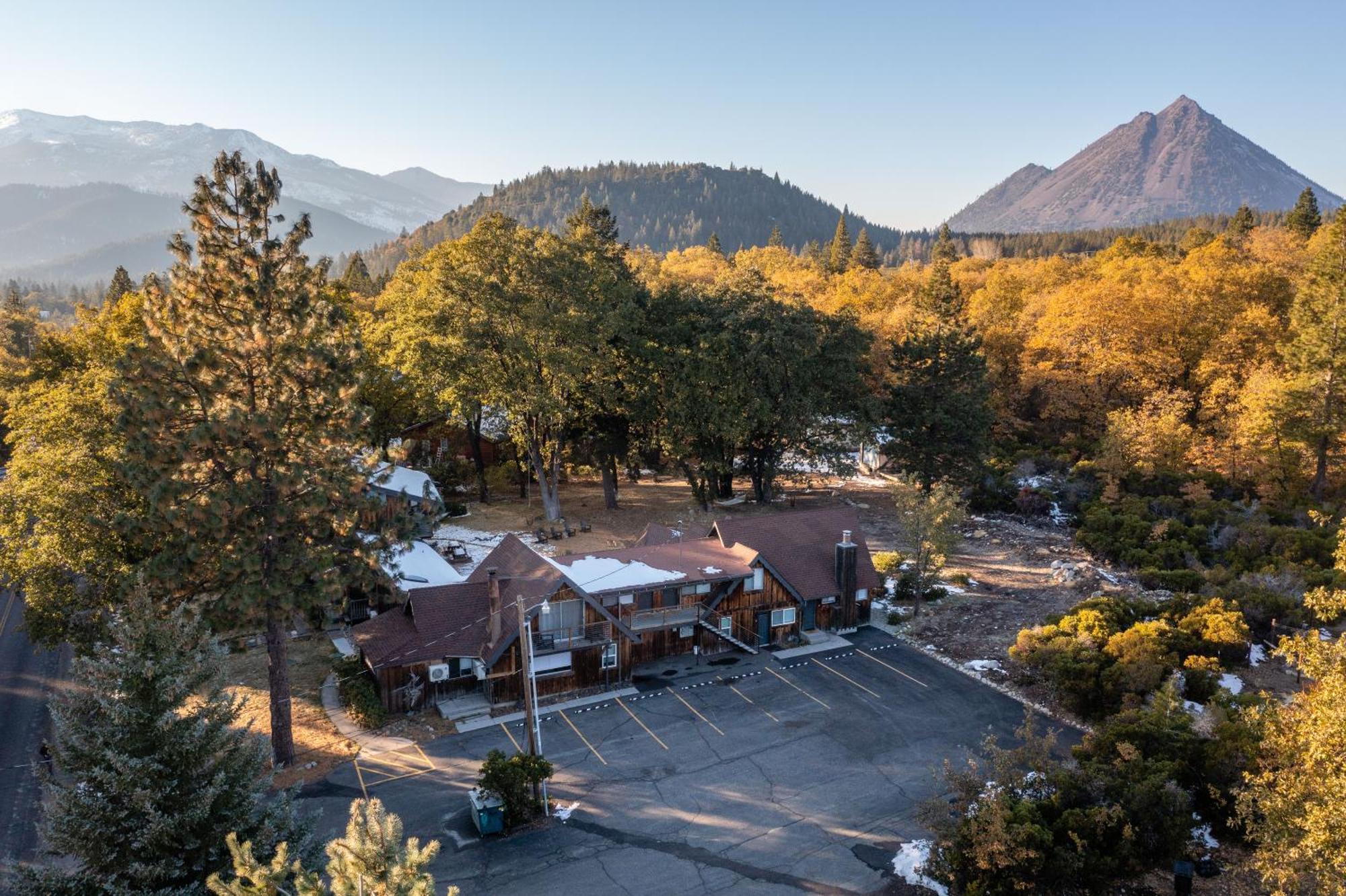 Basecamp Lodge เมาท์แชสตา ภายนอก รูปภาพ