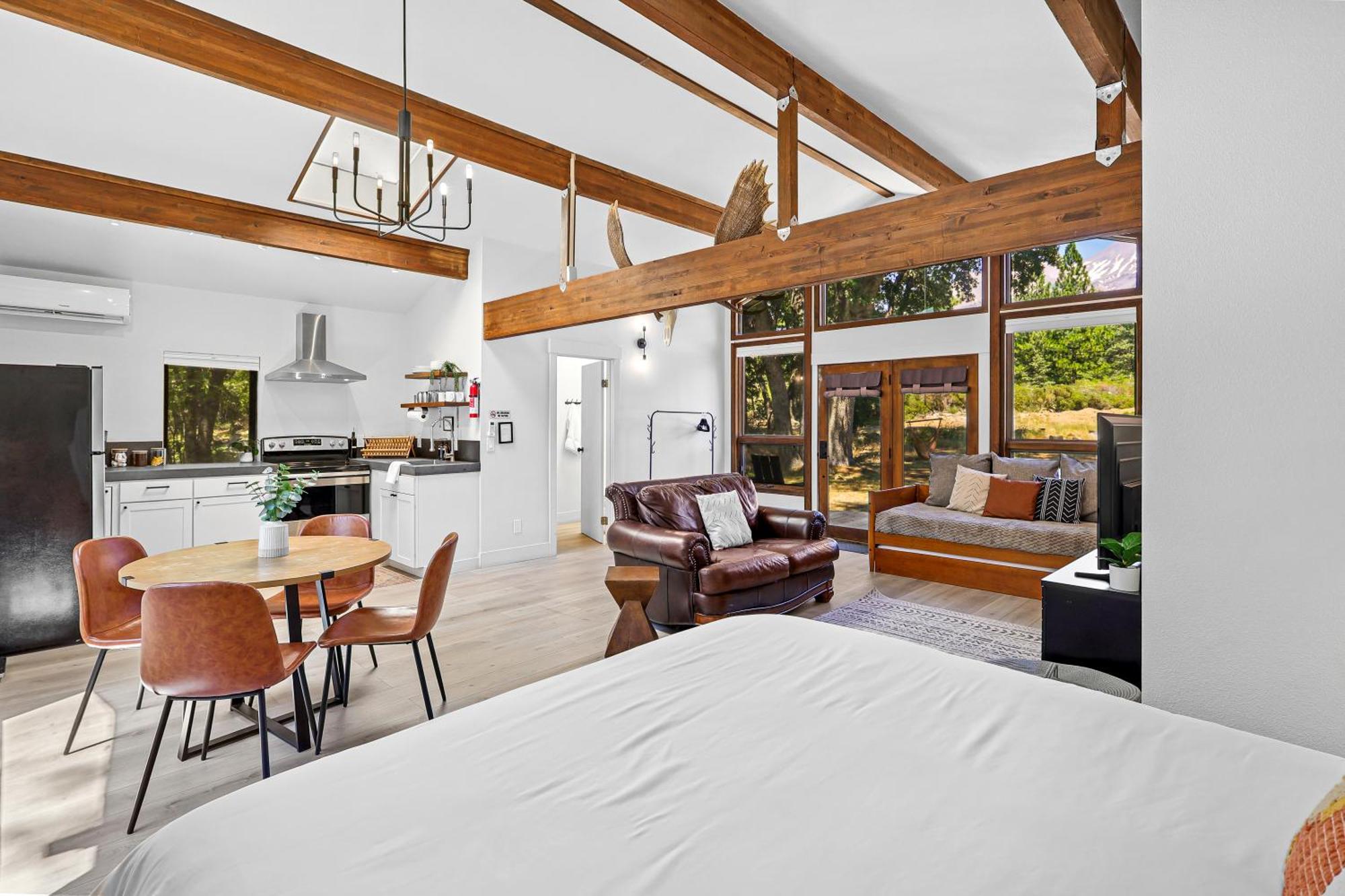 Basecamp Lodge เมาท์แชสตา ภายนอก รูปภาพ
