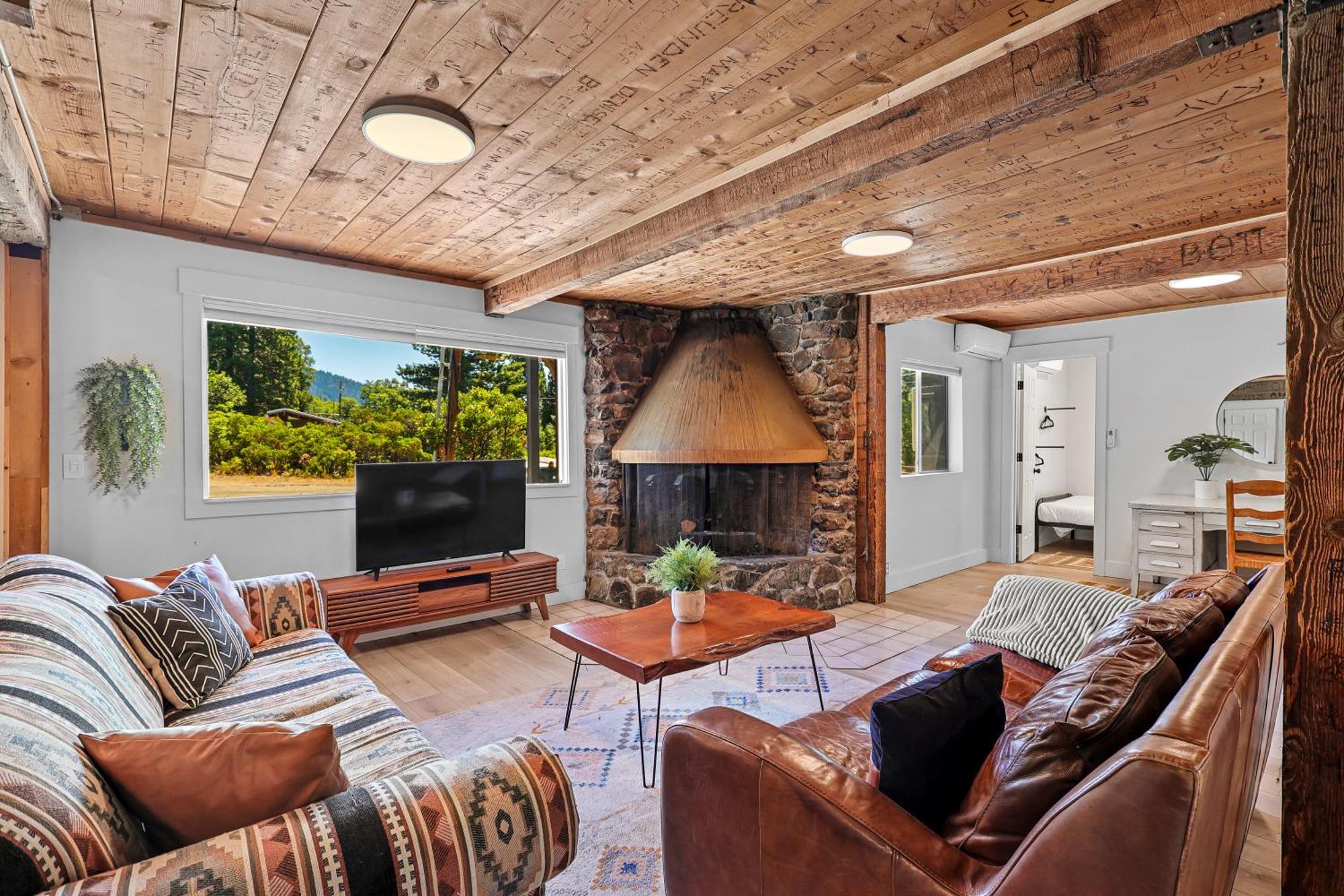 Basecamp Lodge เมาท์แชสตา ภายนอก รูปภาพ